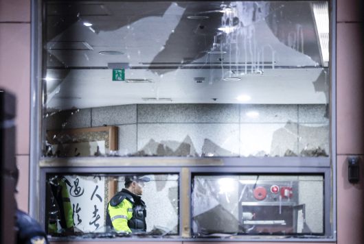 윤석열 대통령의 구속영장이 발부된 19일 서울 마포구 서울서부지방법원의 유리창이 윤 대통령 지지자들에 의해 파손돼 있다. (뉴시스)