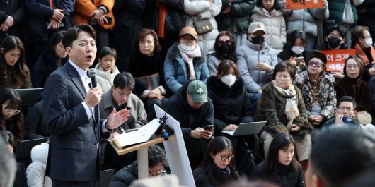 이준석 개혁신당 의원이 2일 서울 마포구 홍대 레드로드 버스킹거리에서 정치현안관련 기자회견을 하고 있다. 2025.02.02.