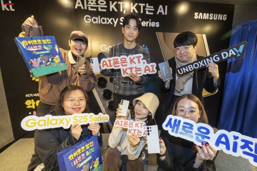 KT가 삼성전자의 최신 스마트폰 '갤럭시 S25 시리즈'의 사전개통을 4일 개시했다.