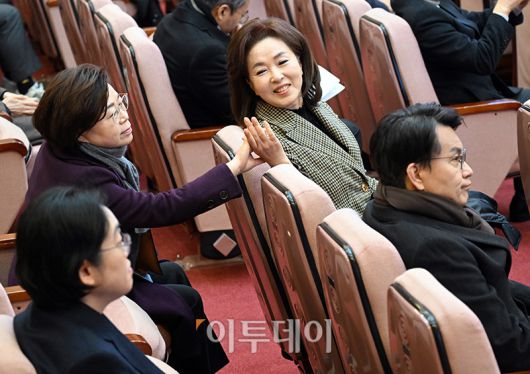 윤상현(오른쪽부터), 김민전, 김정재, 조지연 국민의힘 의원들이 13일  서울 종로구 헌법재판소에서 열린 윤석열 대통령 탄핵심판 8차 변론에 참석해 방청석에서 변론을 기다리고 있다. 사진공동취재단