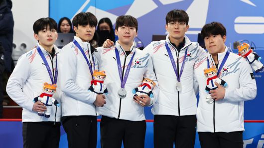 14일 중국 하얼빈 핑팡 컬링 아레나에서 열린 하얼빈 동계 아시안게임 남자 컬링 시상식에서 은메달을 차지한 대한민국 선수들이 단상에 올라 포즈를 취하고 있다.