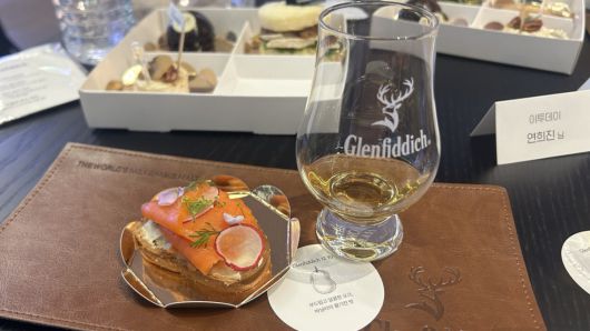 훈제 연어 타르틴과 곁들인 글렌피딕 12년.