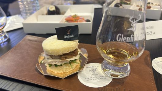 치킨 샌드위치와 곁들인 글렌피딕 15년.