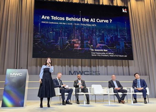 KT AI 퓨처랩장 배순민 상무(CRAIO)가 스페인 바르셀로나 MWC25 행사장에서 열린 주요 세션에 패널로 참석해 발표하고 있는 모습.