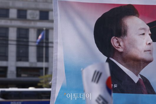 윤석열 대통령에 대한 탄핵 심판을 심리하고 있는 헌법재판소가 매일 평의를 열며 숙고하는 가운데, 13일 헌법재판소가 최재해 감사원장과 검사 3명에 관한 탄핵심판 결정 선고를 먼저 진행하면서 선고일이 예상보다 미뤄질 가능성이 제기되고 있다. 서울 종로구 재동 헌법재판소 앞에서 윤 대통령 지지자들이 탄핵 기각을 촉구하고 있다.