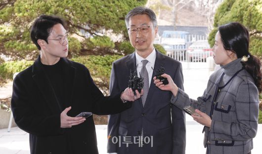 최재해 감사원장이 13일 서울 종로구 감사원에 업무 복귀를 위해 출근하며 입장을 밝히고 있다. 이날 헌법재판소는 최 감사원장에 대한 국회 탄핵소추를 기각했다.