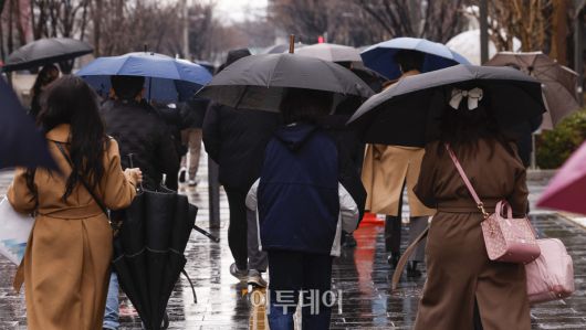 서울을 포함한 전국 곳곳에 대설특보가 내려지는 등 영하권 추위를 보인 18일 서울 영등포구 여의도역 일대에서 두꺼운 외투를 입은 시민들이 출근길 발걸음을 재촉하고 있다. 3월 중순에 서울에 대설특보가 발효된 것은 기상특보 통계를 집계하기 시작한 1999년 이후 가장 늦은 기록이다. 기상청은 내일까지 꽃샘추위가 이어지다가, 모레부터 낮 기온이 크게 오르며 포근한 봄 날씨를 되찾을 것으로 전망했다. 조현호 기자 hyunho@