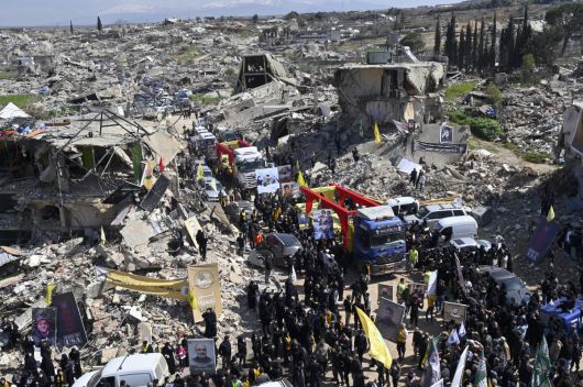 레바논 크파르 킬라에서 9일(현지시간) 헤즈볼라 전투원의 장례식이 열리고 있다. 크파르 킬라(레바논)/EPA연합뉴스