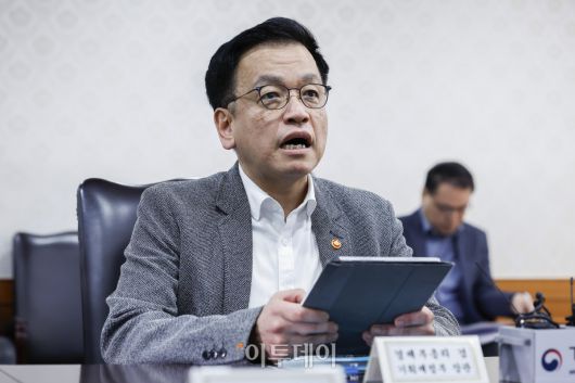 최상목 경제부총리 겸 기획재정부 장관이 지난달 30일 서울 종로구 정부서울청사에서 열린 긴급현안 관련 경제관계장관 간담회에서 모두발언을 하고 있다. 조현호 기자 hyunho@