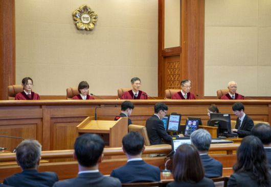 문형배 헌법재판소장 권한대행(가운데)이 4일 서울 종로구 헌법재판소 대심판정에서 윤석열 대통령 탄핵심판 인용 결정문을 낭독하고 있다. [사진공동취재단]