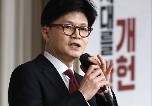 발언하는 한동훈 전 대표    (대구=연합뉴스) 윤관식 기자 = 국민의힘 한동훈 전 대표가 18일 대구 북구 경북대학교 경하홀에서 '개헌, 시대를 바꾸자'를 주제로 한 청년 토크쇼를 진행하고 있다. 2025.3.18    psik@yna.co.kr/2025-03-18 17:18:32/<저작권자 ⓒ 1980-2025 ㈜연합뉴스. 무단 전재 재배포 금지, AI 학습 및 활용 금지>