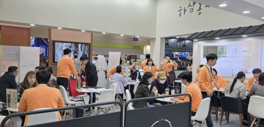 10일 서울 삼성동 코엑스에서 열린  ‘제58회 IFS 프랜차이즈 창업·산업 박람회’ 내 하삼동커피 부스에서 가맹점 상담이 진행되고 있다.