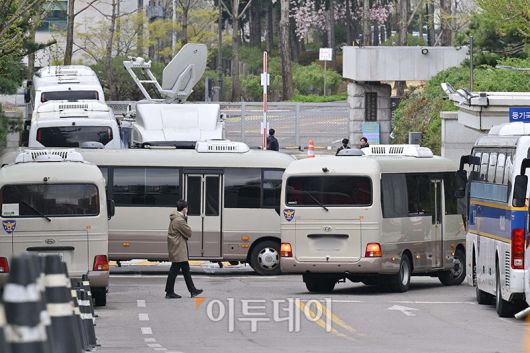 윤석열 전 대통령의 내란 혐의 첫 형사 재판이 열리는 14일 서울중앙지방법원 입구가 통제되고 있다. 법원은 지난 11일 밤부터 이날 자정까지 필수업무 차량을 제외한 차량의 출입을 금지하는 등 청사 보안을 강화했다. 사진공동취재단