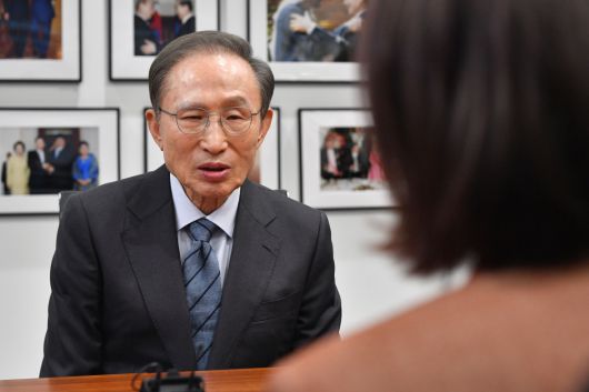 이명박 전 대통령이 14일 서울 서초구 이명박재단에서 대선 출마를 선언한 나경원 국민의힘 의원과 대화를 나누고 있다. 신태현 기자 holjjak@