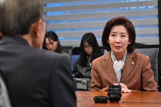 대선 출마를 선언한 나경원 국민의힘 의원이 14일 서울 서초구 이명박재단을 찾아 이명박 전 대통령을 예방하고 있다. 신태현 기자 holjjak@