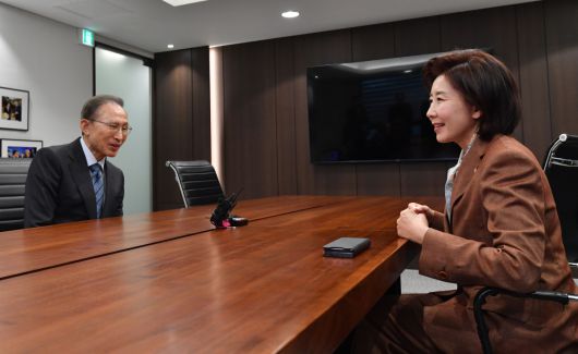 대선 출마를 선언한 나경원 국민의힘 의원이 14일 서울 서초구 이명박재단을 찾아 이명박 전 대통령을 예방하고 있다. 신태현 기자 holjjak@