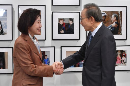 대선 출마를 선언한 나경원 국민의힘 의원이 14일 서울 서초구 이명박재단을 찾아 이명박 전 대통령을 예방하고 있다. 신태현 기자 holjjak@