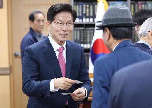 대선 출마를 선언한 김문수 전 고용노동부 장관이 14일 경북 안동시 경상북도유교문화회관을 찾아 회관 관계자들과 인사하고 있다.