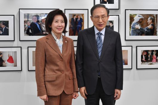 대선 출마를 선언한 나경원 국민의힘 의원이 14일 서울 서초구 이명박재단을 찾아 이명박 전 대통령을 예방하고 있다. 신태현 기자 holjjak@