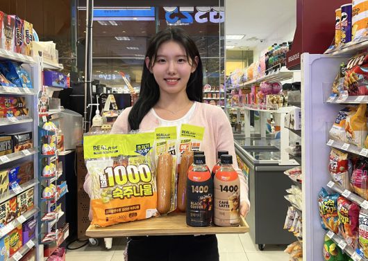 GS25에서 모델이 초가성비 PB로 출시한 상품을 소개하고 있다.