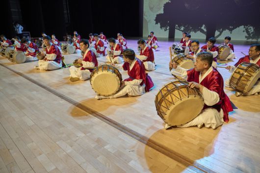 16일 광주예술의전당 대극장에서 열린 '제4회 크라운해태 한음회' 광주공연에서 크라운해태제과 임직원 국악동아리 '꿈을 굽는 사물놀이'가 사물놀이 '삼도농악가락'을 공연하고_있다_