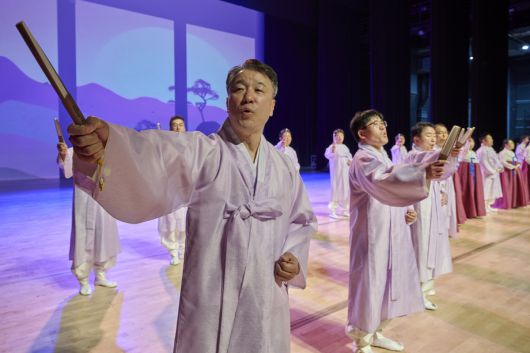 16일 광주예술의전당 대극장에서 열린 '제4회 크라운해태 한음회' 광주공연에서 크라운해태제과 임직원 국악동아리 '판판세'가 판소리 '단가 사철가'를 공연하고 있다.