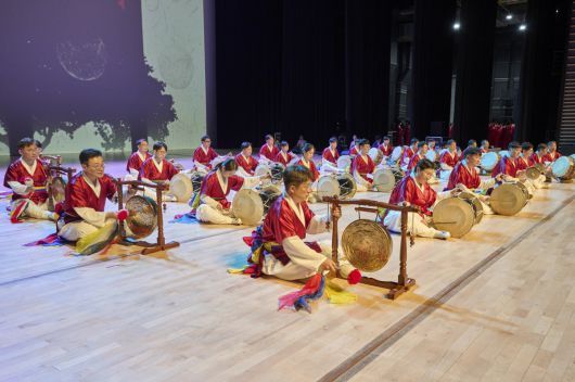16일 광주예술의전당 대극장에서 열린 '제4회 크라운해태 한음회' 광주공연에서 크라운해태제과 임직원 국악동아리 '꿈을 굽는 사물놀이'가 사물놀이 '삼도농악가락'을 공연하고 있다.