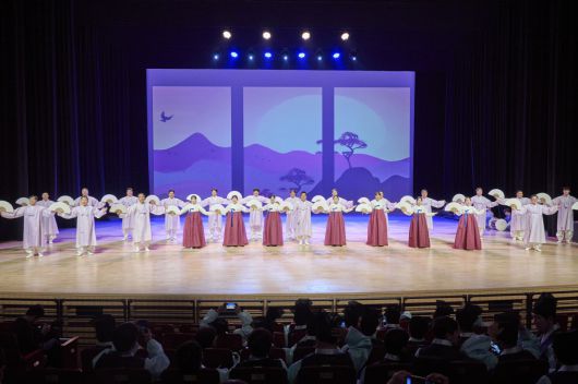 16일 광주예술의전당 대극장에서 열린 '제4회 크라운해태 한음회' 광주공연에서 크라운해태제과 임직원 국악동아리 '판판세'가 판소리 '단가 사철가'를 공연하고 있다.