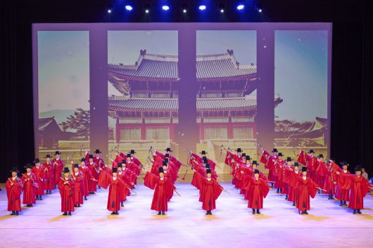 16일 광주예술의전당 대극장에서 열린 '제4회 크라운해태 한음회' 광주공연에서 크라운해태제과 임직원 국악동아리 '팔풍의 몸짓팀'이 종묘제례일무 '보태평지무 중 희문'을 공연하고 있다.