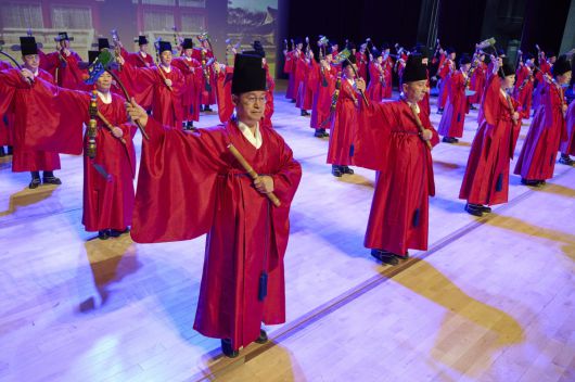 16일 광주예술의전당 대극장에서 열린 '제4회 크라운해태 한음회' 광주공연에서 크라운해태제과 임직원 국악동아리 '팔풍의 몸짓팀'이 종묘제례일무 '보태평지무 중 희문'을 공연하고 있다.