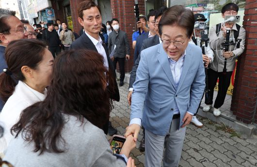 더불어민주당 이재명 전 대표가 18일 대구 북구 사회혁신커뮤니티연구소 협동조합 소이랩에서 열린 K-콘텐츠 기업 간담회에 참석하기 전 지지자들과 인사하고 있다.