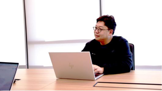 황태연 토스인슈어런스 상무가 서울 구로구 토스인슈어런스 본사 내 회의실에서 업무를 진행하고 있다.