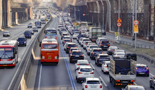 설 연휴를 앞둔 23일 서울 서초구 경부고속도로 잠원IC 부근 하행선(오른쪽)이 차량들로 붐비고 있다. 티맵모빌리티와 SK텔레콤은 과거 티맵(TMAP) 명절 기간 이동 데이터를 바탕으로 올해 귀성길 교통 정체는 연휴 전날인 24일 오후 5시경 최고조에 달하고, 귀경길 교통 상황은 설 당일인 29일에 가장 혼잡할 것으로 내다봤다. 한편 정부는 설 연휴기간 총 3282만 명이 귀성·귀경길에 나설 것으로 예상하며 24일부터 내달 2일까지 열흘간 특별교통대책을 시행한다. 귀성·귀경객들을 위해 27일~30일까지 고속도로 통행료를 면제하고, 고속도로 휴게소·졸음쉼터 신설(7개소), 지역 관광명소 연계 휴게소 할인행사, KTX·SRT 역귀성 등 요금 할인을 실시한다. 조현호 기자 hyunho@