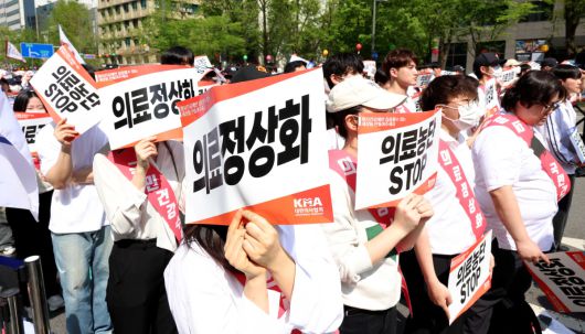 20일 서울 중구 숭례문 인근 세종대로에서 ‘의료정상화를 위한 전국의사궐기대회’가 열리고 있다. 신태현 기자 holjjak@