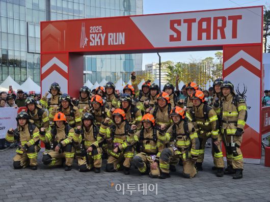 ‘2025 롯데월드타워 스카이런’에 참가한 소방관들