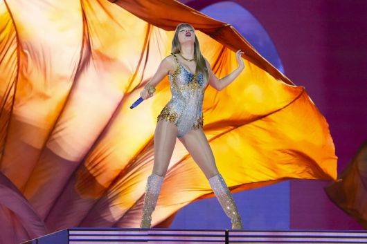 팝스타 팝스타 테일러 스위프트가 지난해 11월 14일(현지시간) 캐나다 토론토 로저스 센터에서 '더 에라스 투어' 오프닝 공연을 펼치고 있다. (AP/뉴시스)