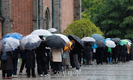 제266대 교황인 프란치스코 교황이 선종한 가운데 22일 서울 중구 서울대교구 주교좌 명동대성당에서 조문객들이 추모를 위해 길게 줄을 서서 대기하고 있다. 사진공동취재단