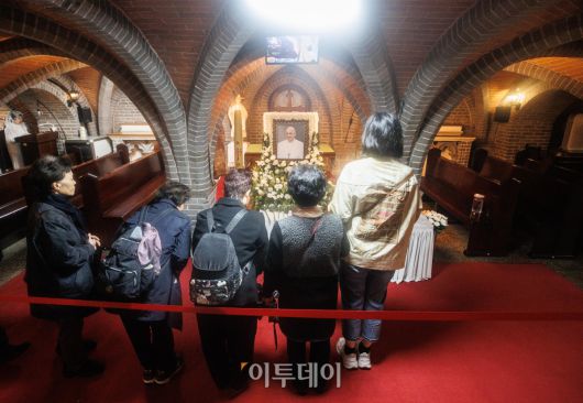 제266대 교황인 프란치스코 교황이 선종한 가운데 22일 서울 중구 서울대교구 주교좌 명동대성당 지하 성전에 마련된 빈소에서 조문객들이 추모를 하고 있다. 사진공동취재단