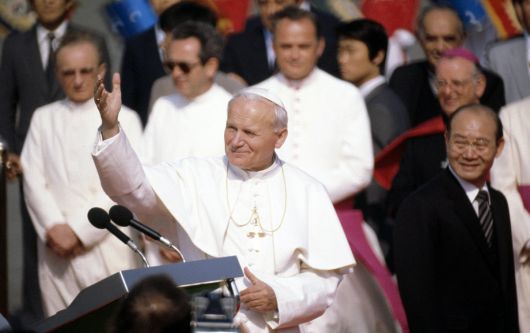 프란치스코 교황이 방한한 2014년 8월 14일 국가기록원이 역대 교황방문 관련사진을 공개했다. 1984년 요한 바오로 2세가 방한, 김포공항에 도착해 손을 흔들고 있다.