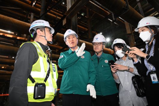 오세훈 서울시장이 23일 영동대로 지하공간 복합개발사업 지하 암반 굴착 현장을 점검하고 있다.