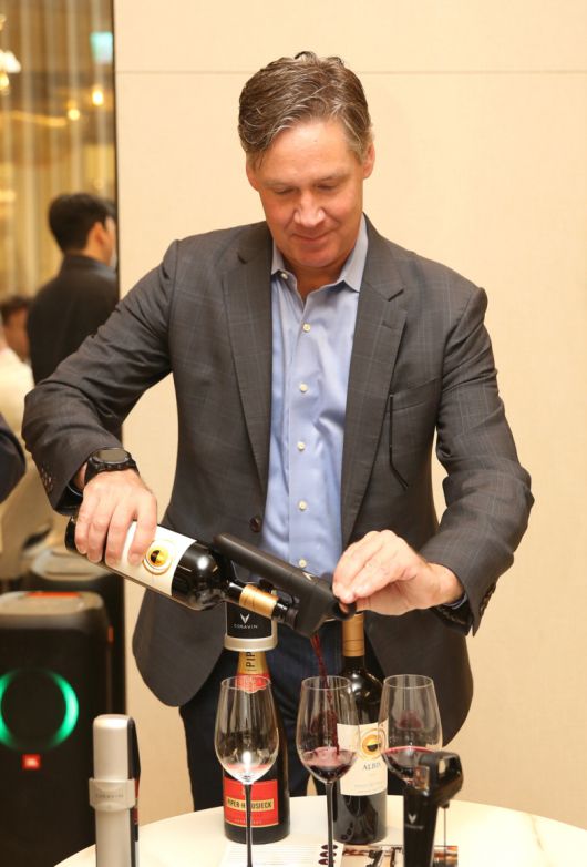 그레그 람브레트(Greg Lambrecht) 코라빈 CEO가 코라빈을 사용해 와인을 따르고 있다.