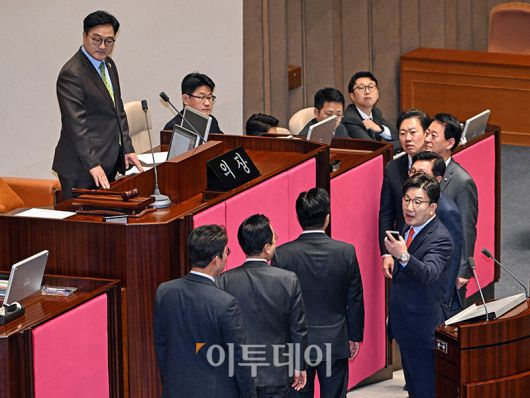 우원식 국회의장이 24일 서울 여의도 국회 본회의에서 추가경정예산안 제출과 관련한 시정 연설을 마친 한덕수 대통령 권한대행 국무총리에게 유감을 표하자, 권성동 국민의힘 원내대표가 우 의장에게 항의하고 있다. 고이란 기자 photoeran@