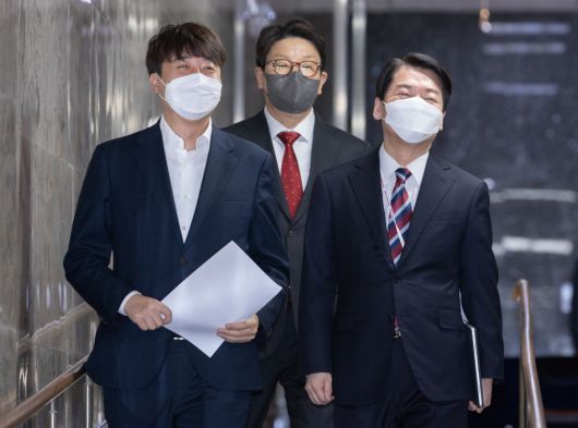 안철수 대통령직인수위원회 위원장(오른쪽)과 이준석 국민의힘 대표(왼쪽), 권성동 원내대표가 28일 오전 서울 여의도 국회에서 열린 국민의힘·대통령직인수위원회 당정협의에 참석하고 있다. (공동취재사진) 2022.04.28.