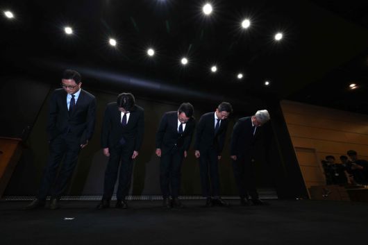 유영상 SK텔레콤 대표이사를 비롯한 임원들이 25일 서울 중구 SKT타워에서 고객 정보 보호조치 강화 설명회를 갖고 SKT 이용자 유심(USIM) 정보 해킹에 대해 고개 숙여 사과하고 있다. 왼쪽부터 이종훈 인프라전략본부장, 홍승태 고객가치혁신실장, 유 대표이사, 배병찬 MNO AT본부장, 윤재웅 마케팅전략본부장. 신태현 기자 holjjak@