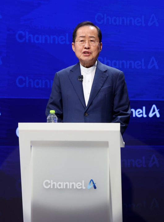 25일 오후 종로 동아미디어센터 채널A 오픈스튜디오에서 국민의힘 대선 2차 경선 진출자인 홍준표 후보가 토론장에서 방송 시작을 기다리고 있다. 일대일 맞수 토론은 2차경선 진출자 4명이 일대일 맞수 토론 형식으로 진행된다. 대진표는 23일 '미디어데이' 행사에서 김문수·안철수·한동훈·홍준표 후보가 순서대로 일대일 토론 상대를 지목했다. 김 후보가 한 후보를, 안 후보가 김 후보를 골라 토론이 성사됐다. 한 후보와 홍 후보는 서로 지목했다. 국회사진취재단