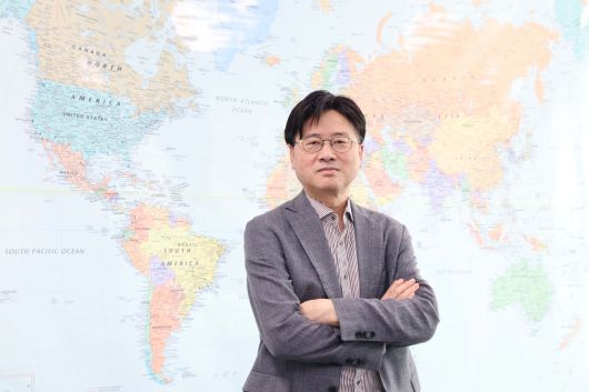 장남 테크윙 대표이사가 21일 경기 화성시 테크윙 동탄사업장에서 이투데이와 인터뷰에 앞서 포즈를 취하고 있다. 신태현 기자 holjjak@