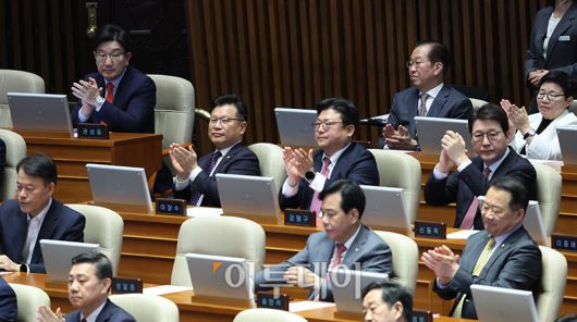 권영세 국민의힘 비대위원장과 권성동 원내대표를 비롯한 여당 의원들이 24일 서울 여의도 국회 본회의에서 한덕수 대통령 권한대행 국무총리의 추가경정예산안 시정연설을 들으며 박수치고 있다. 고이란 기자 photoeran@
