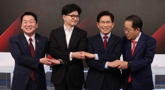 포즈 취하는 국민의힘 대선 경선 후보    (서울=연합뉴스) 26일 서울 중구 매경미디어센터에서 열린 국민의힘 대통령 선거 제2차 경선 후보자 토론회에서 경선 후보들이 토론에 앞서 기념 촬영을 하고 있다. 왼쪽부터 안철수, 한동훈, 김문수, 홍준표 경선 후보. 2025.4.26 [국회사진기자단]    photo@yna.co.kr/2025-04-26 18:00:02/<저작권자 ⓒ 1980-2025 ㈜연합뉴스. 무단 전재 재배포 금지, AI 학습 및 활용 금지>