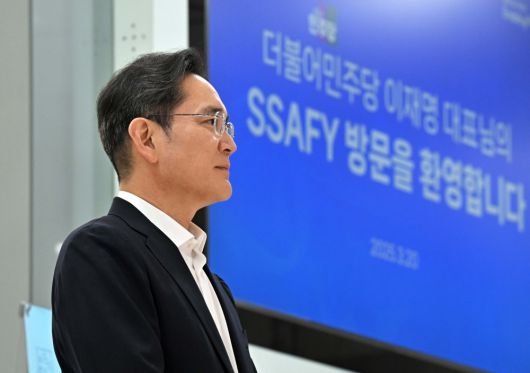 이재용 삼성전자 회장이 20일 서울 강남구 멀티캠퍼스 역삼 SSAFY 서울캠퍼스에서 열린 청년 취업 지원을 위한 현장 간담회에 참석해 이재명 더불어민주당 대표를 기다리고 있다. 신태현 기자 holjjak@