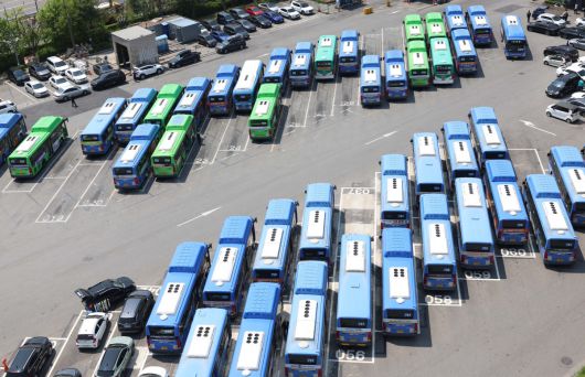 서울 시내버스 노사의 올해 임금·단체협상 교섭이 난항을 겪으면서 노조가 파업 돌입을 위한 쟁의행위 절차에 들어갔다. 28일 서울의 한 차고지에 시내버스가 주차돼 있다. 서울시버스노동조합은 이날 전체 조합원을 대상으로 쟁의 행위 찬반 투표를 진행한다. 투표에서 쟁의행위 안건이 가결되고 2차 조정일인 29일 자정까지 합의가 이뤄지지 않으면, 노조는 30일부터 준법 투쟁(태업)이나 파업에 나설 수 있다. 파업이 현실화할 경우 지난해에 이어 2년 연속 파업이다. 신태현 기자 holjjak@